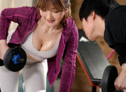 Chàng trai số hưởng và nữ PT gợi cảm cưỡi nhau như thể không ai biết