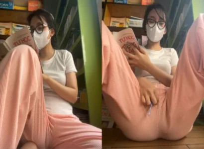 Cô em vừa đọc sách vừa nhét sextoy sâu vào lồn