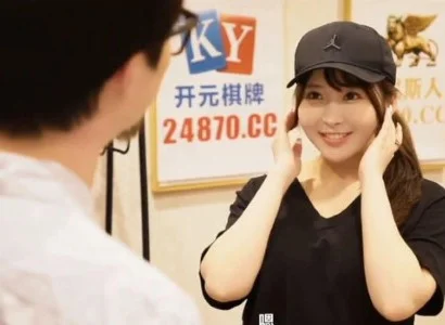 Cô nhân viên giao hàng dễ tính khi làm việc