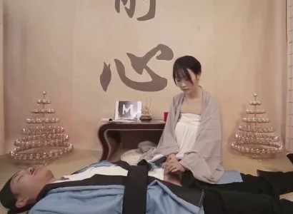 Cô nữ tu lo lắng cho vị đạo sĩ bị thương