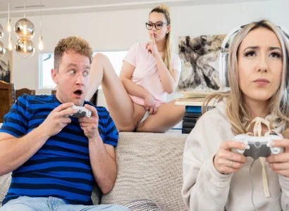 cô nương bị bạn thân cướp người yêu ngay khi đang mải chơi game