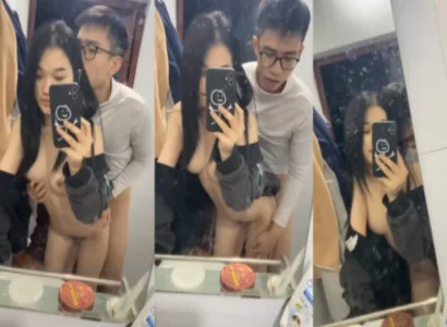Cặp sinh viên trẻ quan hệ nhau trước gương