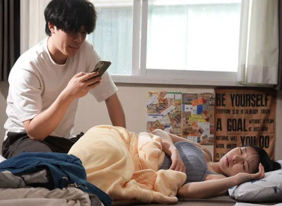 Gã đàn ông biến thái đê mê nhìn cảnh người yêu phản bội