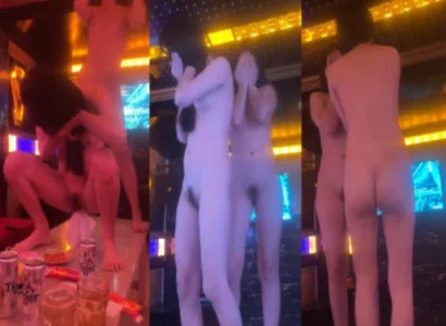 Mỹ nhân biểu diễn màn thoát y gợi cảm ngay trong quán hát