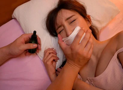 Người đàn ông để cô em họ xinh đẹp uống thuốc mê rồi quan hệ